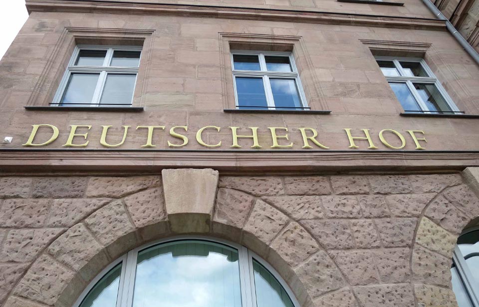 3. Deutscher Hof Außenfassade Schriftzug